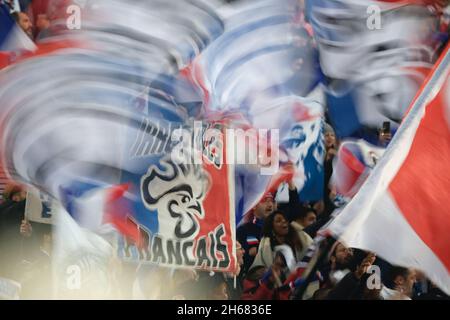 Paris, Frankreich. November 2021. Fans des französischen Teams beim Qualifikationsspiel der FIFA-Weltmeisterschaft 2022 zwischen Frankreich und Kasachstan im Stade de France, Frankreich gewann 8:0 (Bildquelle: © Pierre Stevenin/ZUMA Press Wire) Stockfoto