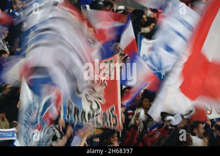 Paris, Frankreich. November 2021. Fans des französischen Teams beim Qualifikationsspiel der FIFA-Weltmeisterschaft 2022 zwischen Frankreich und Kasachstan im Stade de France, Frankreich gewann 8:0 (Bildquelle: © Pierre Stevenin/ZUMA Press Wire) Stockfoto