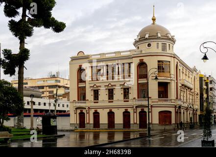 Centro histórico de Riobamba, ciudad antigua en la cordillera de los andes de ecuador Stockfoto