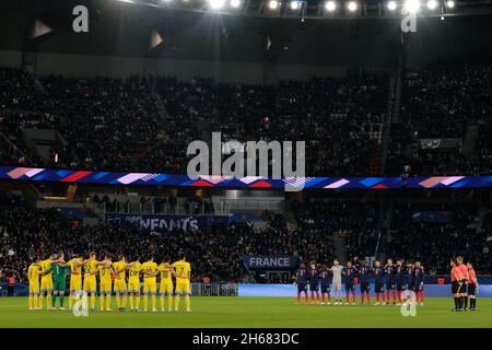 Paris, Frankreich. November 2021. Schweigeminute in Hmachungen über die Opfer der Anschläge von Paris am 13. November 2015 vor dem Qualifikationsspiel der FIFA-Weltmeisterschaft 2022 zwischen Frankreich und Kasachstan im Stade de France.Frankreich gewann 8:0 (Bildquelle: © Pierre Stevenin/ZUMA Press Wire) Stockfoto