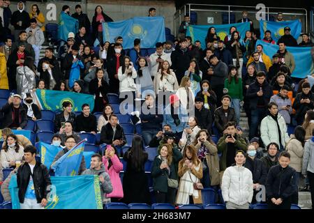 Paris, Frankreich. November 2021. Die Fans des Kazakhstan-Teams beim Qualifikationsspiel der FIFA-Weltmeisterschaft 2022 zwischen Frankreich und Kasachstan im Stade de France gewann Frankreich 8:0 (Bildquelle: © Pierre Stevenin/ZUMA Press Wire) Stockfoto