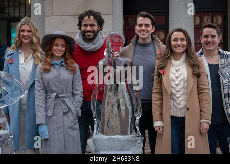 Darsteller des West End-Theaters Disney-Produktion: ‘Frozen: The Musical’ Treffen Sie sich in Covent Garden. London, Großbritannien. Stockfoto