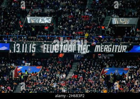 Paris, Frankreich. November 2021. Die Anhänger setzen ein Banner ein, um an die Angriffe vom 13. November 2015 in Paris während des Qualifikationsspiel der FIFA-Weltmeisterschaft 2022 zwischen Frankreich und Kasachstan im Stade de France zu erinnern.Frankreich gewann 8:0 (Bildquelle: © Pierre Stevenin/ZUMA Press Wire) Stockfoto