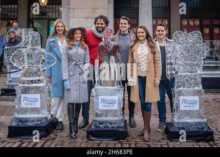 Darsteller des West End-Theaters Disney-Produktion: ‘Frozen: The Musical’ Treffen Sie sich in Covent Garden. London, Großbritannien. Stockfoto