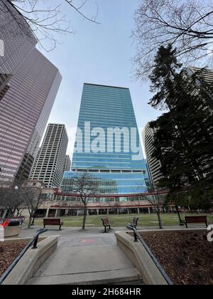 Calgary, Alberta, Kanada - 13. November 2021:James Short Park in der Innenstadt von Calgary, umgeben von Wolkenkratzern. Kleiner Stadtpark in der Nähe von Chinatown Stockfoto