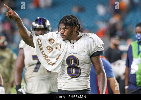 Donnerstag, 11. November 2021; Miami Gardens, FL USA; Baltimore Ravens Quarterback Lamar Jackson (8) geht in die Umkleidekabine, während er auf die Fans zeigt Stockfoto