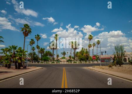 Stadtplatz in Ajo, Arizona mit Palmen und blauem Himmel Stockfoto