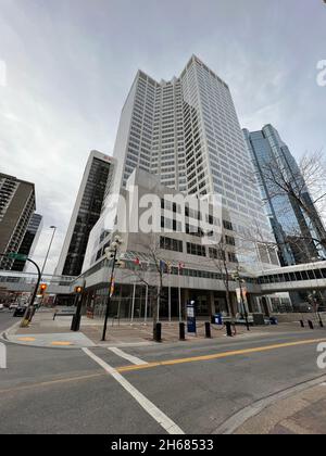 Calgary, Alberta, Kanada - 13. November 2021: Shell Center Bürogebäude im Stadtzentrum von Calgary. Büroturm von Shell in Calgary Stockfoto