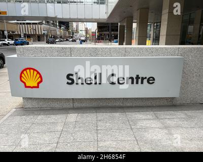 Calgary, Alberta, Kanada - 13. November 2021:Zeichen für Shell Center. Shell Center Bürogebäude in der Innenstadt von Calgary. Stockfoto