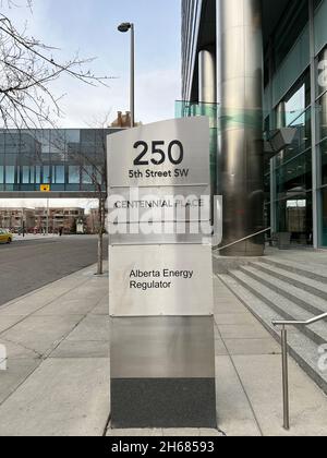 Calgary, Alberta, Kanada - 13. November 2021:Zeichen Sie für den Centennial Place in der Innenstadt von Calgary. Energieregulator Von Alberta Stockfoto