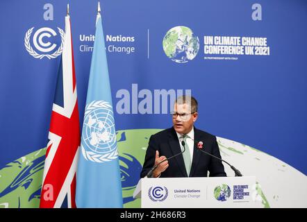 Glasgow, Großbritannien. November 2021. Der Präsident der COP26, Alok Sharma, spricht auf einer Pressekonferenz nach dem Abschlussplenum der 26. Sitzung der Konferenz der Vertragsparteien (COP26) des Rahmenübereinkommens der Vereinten Nationen über Klimaänderungen in Glasgow, Großbritannien, am 13. November 2021. Die Klimakonferenz der Vereinten Nationen endete hier am Samstag nach einer eintägigen Verlängerung, wobei sich die Verhandlungsführer auf einen neuen globalen Pakt zur Bekämpfung des Klimawandels verstängerten. Quelle: Han Yan/Xinhua/Alamy Live News Stockfoto