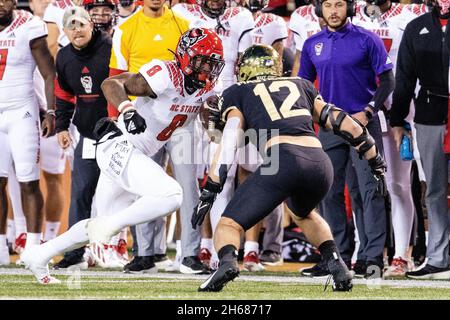 13. November 2021: North Carolina State Wolfpack läuft zurück Ricky Person Jr. (8) wird von Wake Forest Demon Deacons Defensivverteidiger Luke Masterson (12) im ersten Quartal des ACC-Fußballmatchup auf dem Truist Field in Winston-Salem, NC, außer Reichweite. (Scott Kinser/Cal Sport Media) Stockfoto