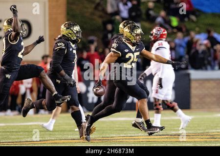 13. November 2021: Wake Forest Demon Diakone defensive Back J.J. Roberts (25) feiert nach einem Abfangen im zweiten Quartal gegen den North Carolina State Wolfpack während des ACC-Fußballmatchup im Truist Field in Winston-Salem, NC. (Scott Kinser/Cal Sport Media) Stockfoto