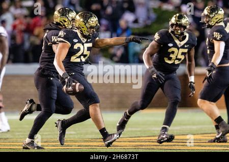 13. November 2021: Wake Forest Demon Diakone defensive Back J.J. Roberts (25) feiert nach einem Abfangen im zweiten Quartal gegen den North Carolina State Wolfpack während des ACC-Fußballmatchup im Truist Field in Winston-Salem, NC. (Scott Kinser/Cal Sport Media) Stockfoto
