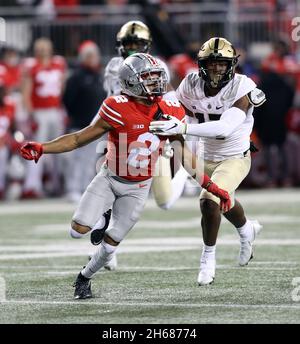 Columbus, Usa. November 2021. Ohio State Buckeyes Chris Olave (2) wird am Samstag, den 13. November 2021, von den Purdue Boilermakers Chris Jefferson (17) in der zweiten Hälfte in Columbus, Ohio, verteidigt. Foto von Aaron Josefczyk/UPI Credit: UPI/Alamy Live News Stockfoto