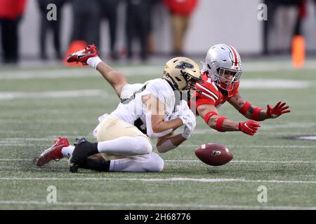 Columbus, Usa. November 2021. Ohio State Buckeyes Lathan Ransom (12) bricht einen Pass für Purdue Boilermakers Jackson Anthropp (33) in Columbus, Ohio am Samstag, 13. November 2021. Foto von Aaron Josefczyk/UPI Credit: UPI/Alamy Live News Stockfoto