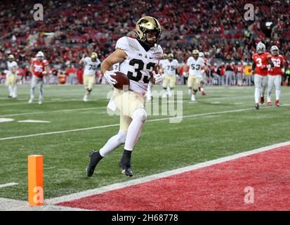 Columbus, Usa. November 2021. Purdue Boilermakers Jackson Anthropp (33) fährt am Samstag, den 13. November 2021, in die Endzone für einen Touchdown gegen die Ohio State Buckeyes in der zweiten Hälfte in Columbus, Ohio. Foto von Aaron Josefczyk/UPI Credit: UPI/Alamy Live News Stockfoto