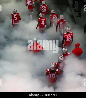 Columbus, Usa. November 2021. Die Ohio State Buckeyes nehmen am Samstag, den 13. November 2021, das Feld für ihr Spiel gegen die Purdue Boilermakers in Columbus, Ohio, ein. Foto von Aaron Josefczyk/UPI Credit: UPI/Alamy Live News Stockfoto