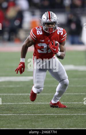 Columbus, Usa. November 2021. Ohio State Buckeyes TreVeson Henderson (32) läuft am Samstag, den 13. November 2021, gegen die Purdue Boilermakers in Columbus, Ohio. Foto von Aaron Josefczyk/UPI Credit: UPI/Alamy Live News Stockfoto