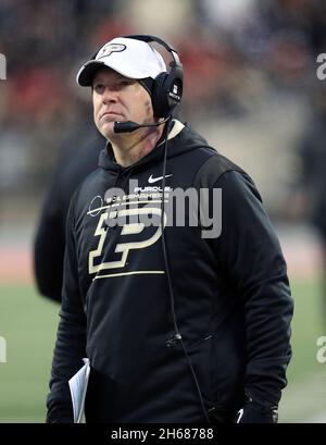 Columbus, Usa. November 2021. Purdue Boilermakers Cheftrainer Jeff Brohm blickt am Samstag, den 13. November 2021, vom Seitenlinie aus gegen die Ohio State Buckeyes in Columbus, Ohio. Foto von Aaron Josefczyk/UPI Credit: UPI/Alamy Live News Stockfoto