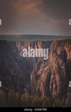 Der wunderschöne Sonnenuntergang im Black Canyon von Gunnison, Colorado Stockfoto