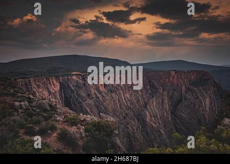 Zwei farbige Felswellen im Black Canyon von Gunnison, Colorado Stockfoto