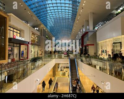 Calgary, Alberta, Kanada - 13. November 2021: Einkaufszentrum Calgary Core. Beliebtes Einkaufszentrum im Stadtzentrum von Calgary. Stockfoto