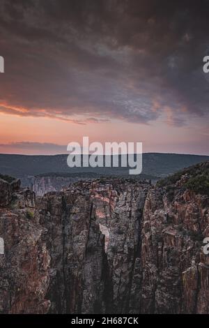 Der wunderschöne Sonnenuntergang im Black Canyon von Gunnison, Colorado Stockfoto