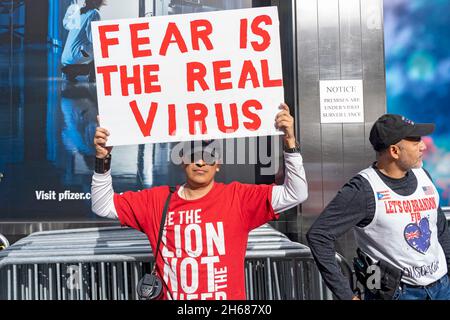 New York, Usa. November 2021. NEW YORK, NY - 13. NOVEMBER: Ein Mann hält ein Schild, als sich städtische Mitarbeitergruppen am 13. November 2021 vor dem Pfizer-Hauptquartier in New York City zu einem Protest gegen COVID-19-Impfmandate versammeln. Ein US-Amtsgericht gewährte einen Notaufenthalt, um die Impfpflicht der Biden-Regierung für Unternehmen mit 100 oder mehr Beschäftigten vorübergehend zu stoppen, da viele der Ansicht sind, dass dies eine rechtswidrige Überreichweite ist. Kredit: Ron Adar/Alamy Live Nachrichten Stockfoto