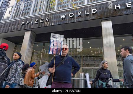 New York, Usa. November 2021. NEW YORK, NY - 13. NOVEMBER: Ein Mann hält ein Schild, als sich städtische Mitarbeitergruppen am 13. November 2021 vor dem Pfizer-Hauptquartier in New York City zu einem Protest gegen COVID-19-Impfmandate versammeln. Ein US-Amtsgericht gewährte einen Notaufenthalt, um die Impfpflicht der Biden-Regierung für Unternehmen mit 100 oder mehr Beschäftigten vorübergehend zu stoppen, da viele der Ansicht sind, dass dies eine rechtswidrige Überreichweite ist. Kredit: Ron Adar/Alamy Live Nachrichten Stockfoto