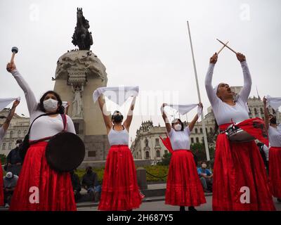 Aktivisten des Kollektivs „Somos 2074“ (Wir sind 2074) treten auf der Straße auf, als Hunderte von Demonstranten im Rahmen der Aktivitäten zum Gedenken an den Tod von Inti Sotelo und Bryan Pintado auf die Straßen von Lima gingen, Zwei junge peruanische Aktivisten wurden bei den Protesten vom 14. November 2020 getötet, was den damaligen Präsidenten von Peru, Manuel Merino, nur 5 Tage nach seinem Amtsantritt zum Rücktritt zwang. Merino wurde vom Kongress zum Präsidenten ernannt, nachdem er Martin Vizcarra, der wiederum Pedro Pablo Kuczynski, ebenfalls vom Kongress entlassen, absetzte. Stockfoto