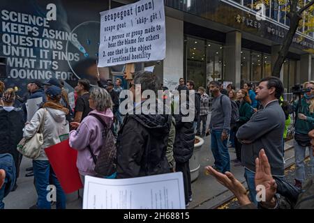 New York, Usa. November 2021. NEW YORK, NY - 13. NOVEMBER: Ein Mann hält ein Schild vor einer städtischen Mitarbeitergruppe, die gegen COVID-19-Impfmandate protestiert, am 13. November 2021 vor dem Pfizer-Hauptquartier in New York City. Ein US-Amtsgericht gewährte einen Notaufenthalt, um die Impfpflicht der Biden-Regierung für Unternehmen mit 100 oder mehr Beschäftigten vorübergehend zu stoppen, da viele der Ansicht sind, dass dies eine rechtswidrige Überreichweite ist. Kredit: Ron Adar/Alamy Live Nachrichten Stockfoto