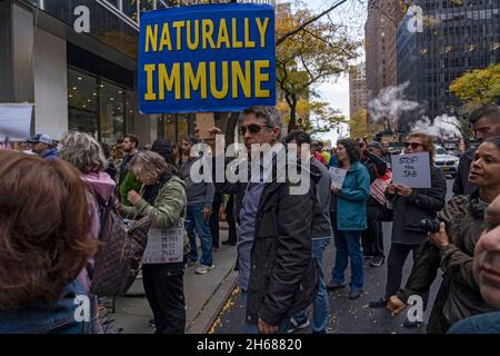 New York, Usa. November 2021. NEW YORK, NY - 13. NOVEMBER: Ein Mann hält ein Schild vor einer städtischen Mitarbeitergruppe, die gegen COVID-19-Impfmandate protestiert, am 13. November 2021 vor dem Pfizer-Hauptquartier in New York City. Ein US-Amtsgericht gewährte einen Notaufenthalt, um die Impfpflicht der Biden-Regierung für Unternehmen mit 100 oder mehr Beschäftigten vorübergehend zu stoppen, da viele der Ansicht sind, dass dies eine rechtswidrige Überreichweite ist. Kredit: Ron Adar/Alamy Live Nachrichten Stockfoto