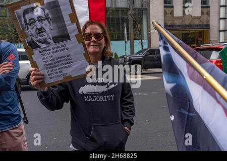 New York, Usa. November 2021. NEW YORK, NY - 13. NOVEMBER: Eine Frau hält ein Schild vor einer städtischen Mitarbeitergruppe, die gegen COVID-19-Impfmandate protestiert, am 13. November 2021 vor dem Pfizer-Hauptquartier in New York City. Ein US-Amtsgericht gewährte einen Notaufenthalt, um die Impfpflicht der Biden-Regierung für Unternehmen mit 100 oder mehr Beschäftigten vorübergehend zu stoppen, da viele der Ansicht sind, dass dies eine rechtswidrige Überreichweite ist. Kredit: Ron Adar/Alamy Live Nachrichten Stockfoto