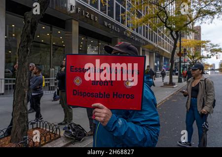 New York, Usa. November 2021. NEW YORK, NY - 13. NOVEMBER: Ein Mann hält ein Schild vor einer städtischen Mitarbeitergruppe, die gegen COVID-19-Impfmandate protestiert, am 13. November 2021 vor dem Pfizer-Hauptquartier in New York City. Ein US-Amtsgericht gewährte einen Notaufenthalt, um die Impfpflicht der Biden-Regierung für Unternehmen mit 100 oder mehr Beschäftigten vorübergehend zu stoppen, da viele der Ansicht sind, dass dies eine rechtswidrige Überreichweite ist. Kredit: Ron Adar/Alamy Live Nachrichten Stockfoto