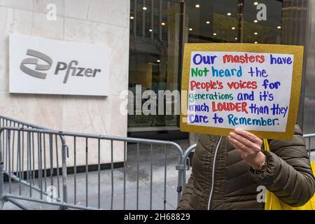 New York, Usa. November 2021. NEW YORK, NY - 13. NOVEMBER: Eine Frau hält ein Schild vor einer städtischen Mitarbeitergruppe, die gegen COVID-19-Impfmandate protestiert, am 13. November 2021 vor dem Pfizer-Hauptquartier in New York City. Ein US-Amtsgericht gewährte einen Notaufenthalt, um die Impfpflicht der Biden-Regierung für Unternehmen mit 100 oder mehr Beschäftigten vorübergehend zu stoppen, da viele der Ansicht sind, dass dies eine rechtswidrige Überreichweite ist. Kredit: Ron Adar/Alamy Live Nachrichten Stockfoto