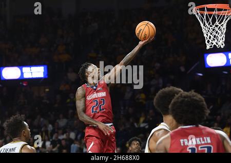 Wichita, Kansas, USA. November 2021. Jay Jay Chandler (22), der Wächter der South Alabama Jaguars, legt den Ball während des NCAA Basketballspiels zwischen den South Alabama Jaguars und den Wichita State Shockers in der Charles Koch Arena in Wichita, Kansas, um zwei Punkte auf. Kendall Shaw/CSM/Alamy Live News Stockfoto