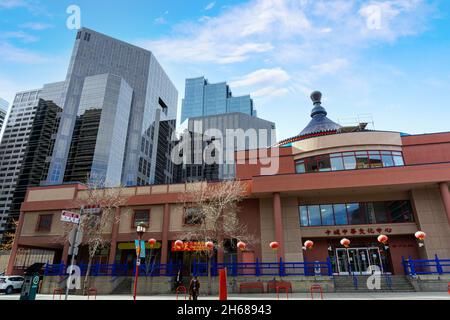 Calgary, Kanada - 13. November 2021: Chinesisches Kulturzentrum im Zentrum von Calgary, Alberta, Kanada. Das Zentrum wurde 1992 erbaut, um die Kultur zu erhalten Stockfoto