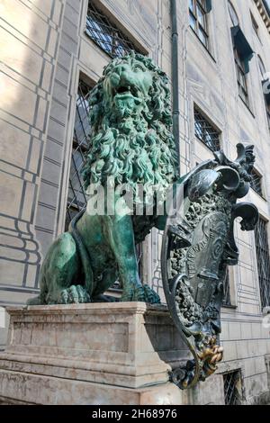 München, Deutschland - 5. Juli 2021: Löwenstatue vor der Alten residenz am Odeonsplatz - München, Bayern, Deutschland Stockfoto