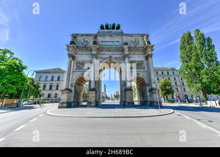 Das Siegestor in München. Ursprünglich dem Ruhm der Armee gewidmet, ist sie heute eine Erinnerung an den Frieden. Stockfoto