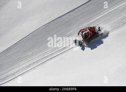 Grainau, Deutschland. November 2021. Ein Schneekrautwagen bereitet eine Piste auf dem Zugspitzplatt vor. Skigebiete bereiten sich auf die kommende Saison vor. Deutschlands höchstes Skigebiet auf der Zugspitze wird nach einjähriger Pause von Corona am 19. November als erstes bundesweit den Wintersport in Betrieb nehmen. Quelle: Angelika Warmuth/dpa/Alamy Live News Stockfoto