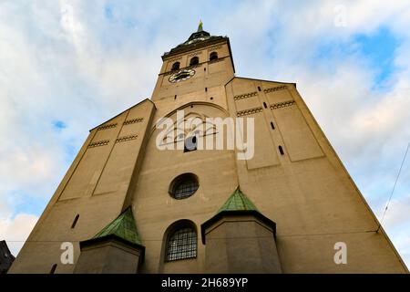 Die St.-Peter-Kirche ist eine römisch-katholische Pfarrkirche in der Innenstadt von München, Süddeutschland. Sein 91-Meter-Turm ist allgemein als „Alter Pete“ bekannt Stockfoto