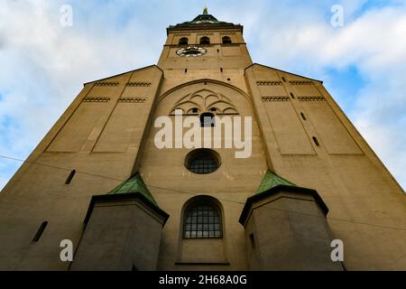 Die St.-Peter-Kirche ist eine römisch-katholische Pfarrkirche in der Innenstadt von München, Süddeutschland. Sein 91-Meter-Turm ist allgemein als „Alter Pete“ bekannt Stockfoto