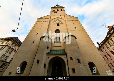 Die St.-Peter-Kirche ist eine römisch-katholische Pfarrkirche in der Innenstadt von München, Süddeutschland. Sein 91-Meter-Turm ist allgemein als „Alter Pete“ bekannt Stockfoto