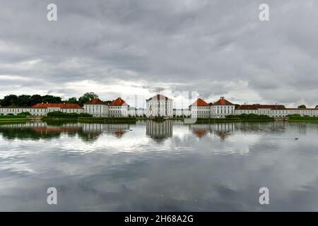 Dramatische Kulisse des Schlosses Nymphenburg in München, Deutschland an einem bewölkten Tag. Stockfoto