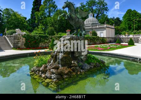 Pegasus-Brunnen (1913) oder Pegasusbrunnen im Schlossgarten Mirabell, Salzburg, Österreich. Stockfoto