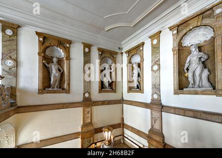 Salzburg, Österreich - 10. Juli 2021: Treppe des Schlosses Mirabell. Der Palast ist ein denkmalgeschütztes Kulturerbe und Teil des historischen Zentrums von Stockfoto