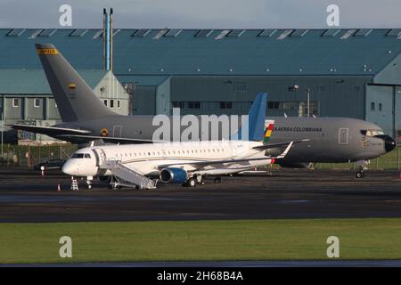 9H-NYC, eine Embraer Lineage 1000, die von AirX Charter betrieben wird, am Prestwick International Airport in Ayrshire, Schottland. Dahinter steckt die FAC 1202, eine Boeing 767MMTT, die von der kolumbianischen Luftwaffe (Fuerza Aérea Colombiana - FAC) betrieben wird. Zwischen den beiden Flugzeugen ist auch das Heck der FAB-001 zu sehen, einer Dassault Falcon 900EX, die von der bolivianischen Luftwaffe (Fürza Aérea Boliviana - FAB) betrieben wird. Das Flugzeug war in Schottland, um die Delegierten zur COP26-Klimakonferenz im nahe gelegenen Glasgow zu bringen. Stockfoto