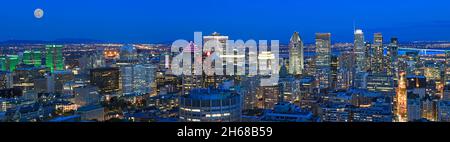 Panoramablick auf die Skyline von Montreal in der Abenddämmerung, Quebec, Kanada Stockfoto