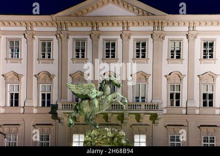 Pegasus-Brunnen (1913) oder Pegasusbrunnen im Schlossgarten Mirabell, Salzburg, Österreich. Stockfoto